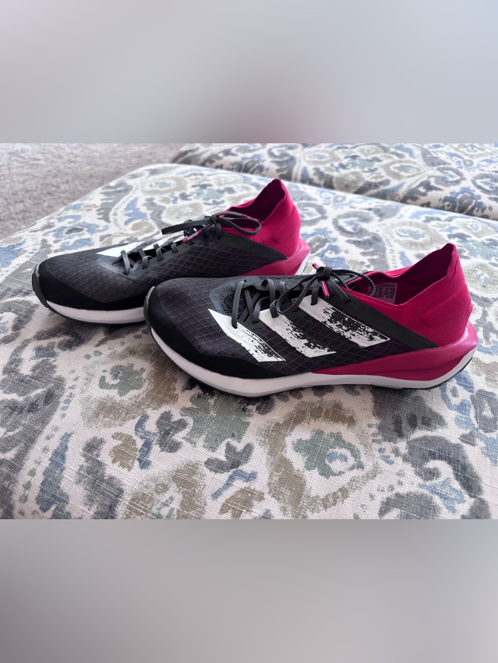 Like new! Adidas Kid’s Black & Pink Lightweight Running Shoes